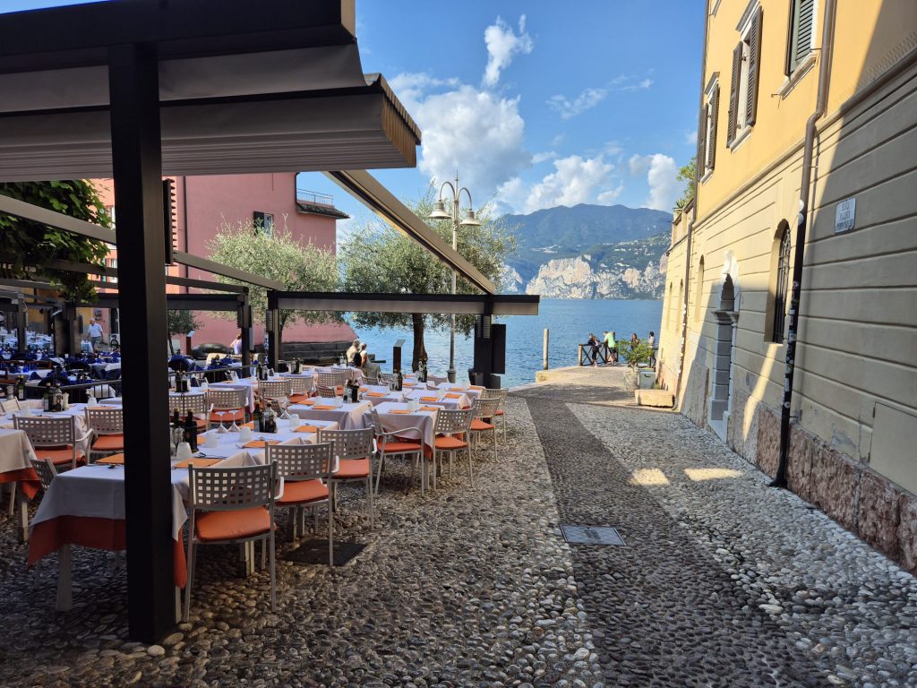 Sommer Roadtrip Italien–Österreich: Eine tolle 2-Wochen-Camping-Tour für Familien & Paare gardasee1